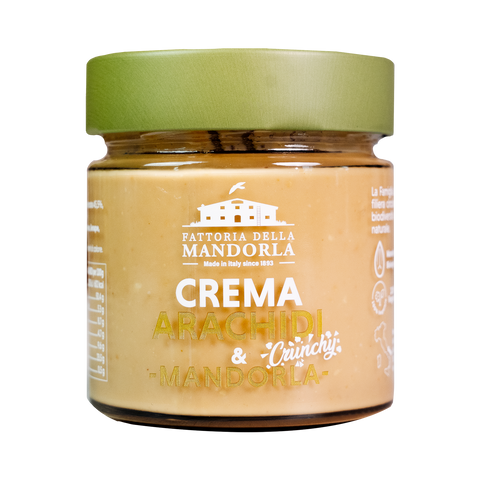 Crema di mandorla spalmata su pane tostato con frutta fresca e ingredienti vegetali biologici