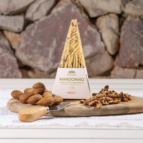 Mandorino noci da grattugiare su tagliere in legno con mandorle e piatto vegetale pronto da servire