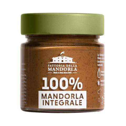 Vasetto di crema integrale di mandorla bio con mandorle di Toritto su tavolo in legno