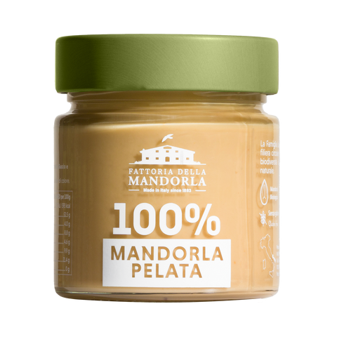 Mandorle pelate biologiche di Toritto in ciotola con crema di mandorla e ingredienti naturali su tavolo in legno