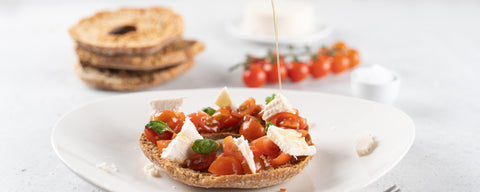 Friselle con Maciotta naturale, pomodorini e basilico