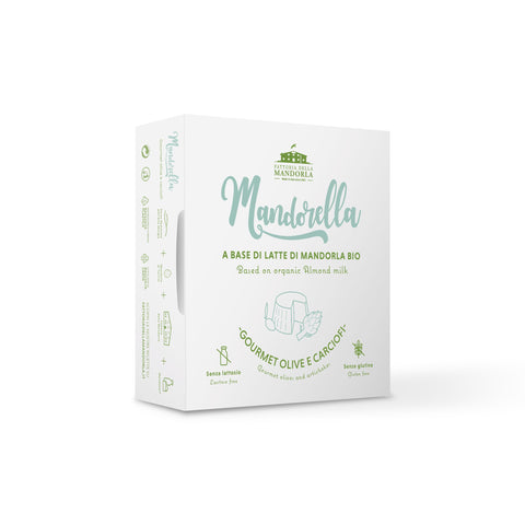 Specialità gourmet vegetale alle olive e carciofi affettata su tagliere con pane e verdure mediterranee