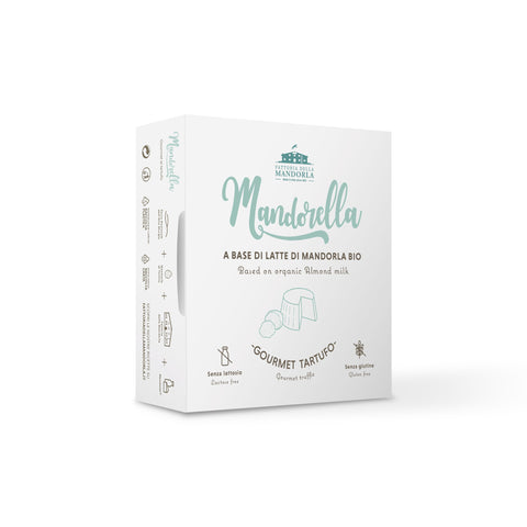Tagliere con gourmet vegetale al tartufo a base di mandorla, pane tostato e verdure grigliate