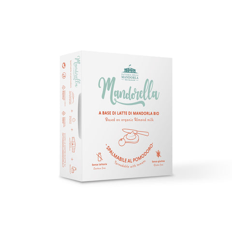 Spalmabile vegetale al pomodoro a base di mandorla servito su pane tostato con basilico e verdure