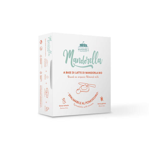 Crema spalmabile vegetale al pomodoro su pane tostato con basilico fresco e verdure grigliate