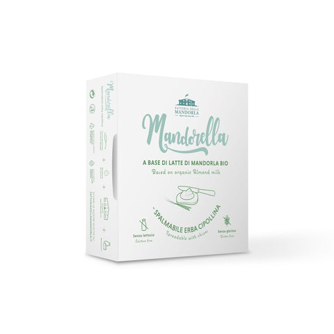Crema spalmabile di mandorla all’erba cipollina servita su pane tostato con verdure fresche