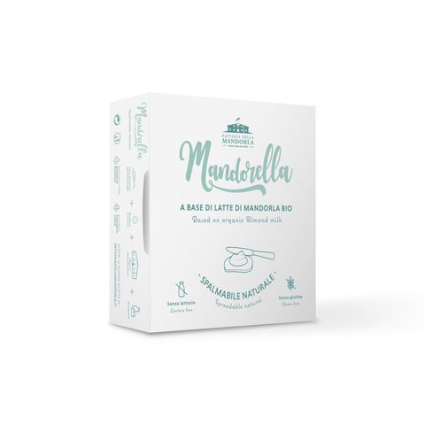 Ciotola con crema di mandorla biologica, pane tostato e frutta fresca in una colazione vegetale