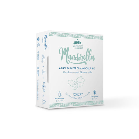 Salsa tzatziki vegetale biologica a base di mandorla servita con verdure fresche e pane tostato