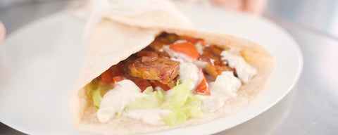 Piadina vegana con tempeh e salsa tzatziki