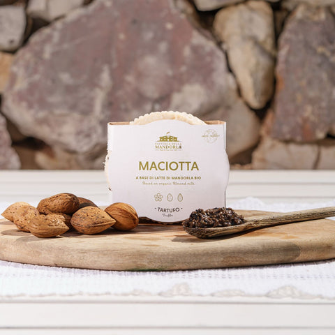 Maciotta vegetale al tartufo bio servita a fette su tagliere con pane tostato e verdure di stagione