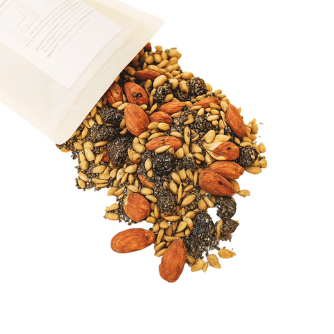 Semi di chia bio e mandorle di Toritto in una colazione vegetale servita in ciotola